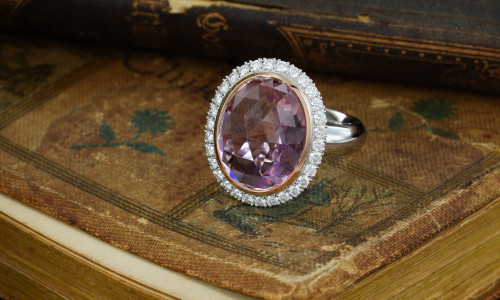 Damenring, Weissgold mit Brillanten und violettem Turmalin